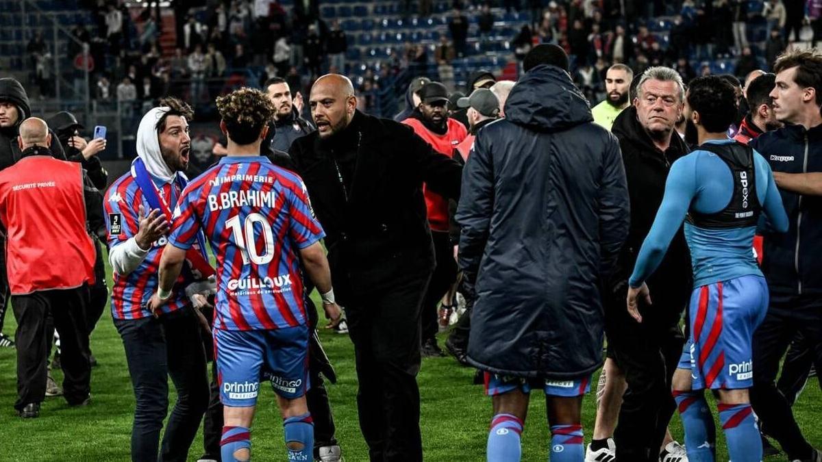 La afición rpotesta ante los jugadores del SM CAen