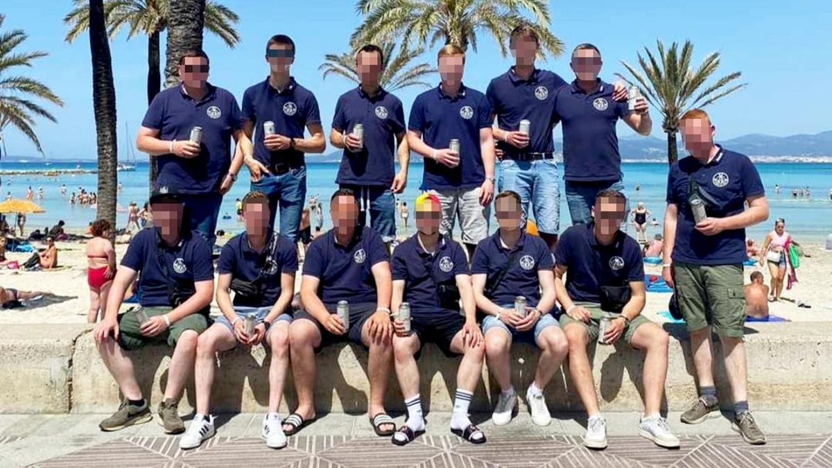 Gruppenfoto der 13 Kegelbrüder an der Playa de Palma bevor neben ihrem Hotel ein Brand ausbrach.