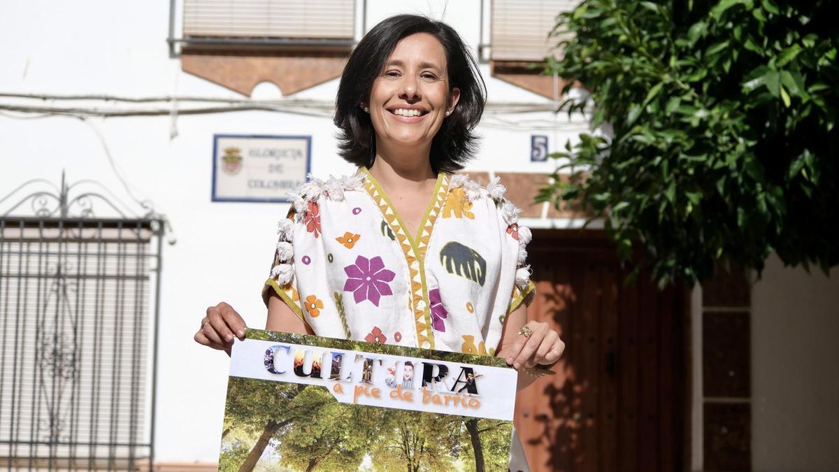 La concejal Mª Sierra Sabariego presenta el ciclo 'Cultura a pie de barrio' en Cabra.
