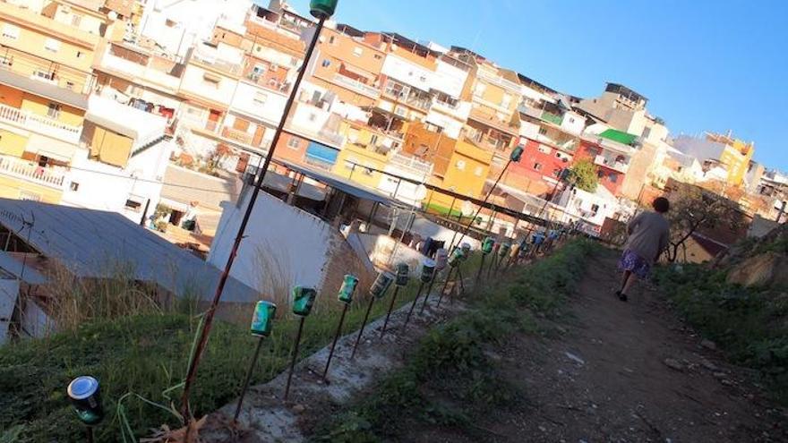 Aspecto actual del Parque del Sendero del Cau, con latas colocadas en los hierros que sobresalen del hormigón para evitar accidentes.