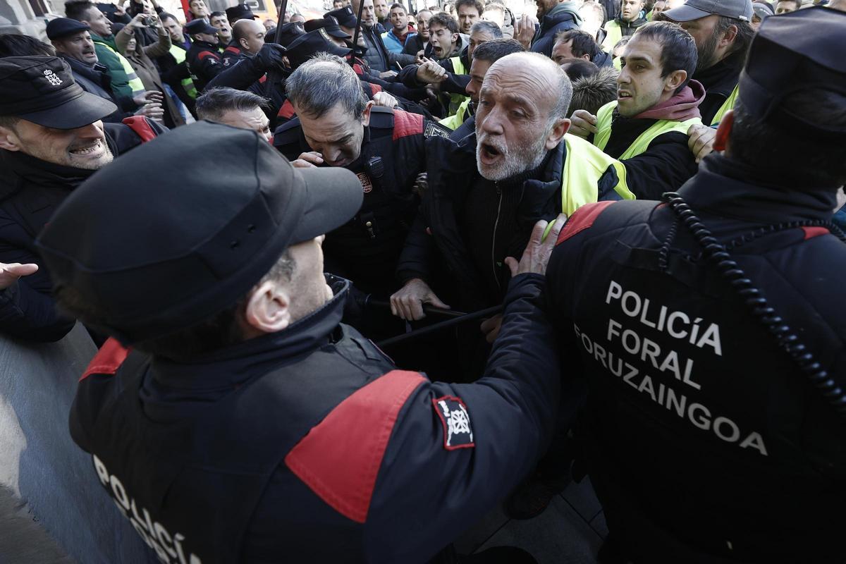 Los agricultores intentan entrar al Parlamento de Navarra por la fuerza