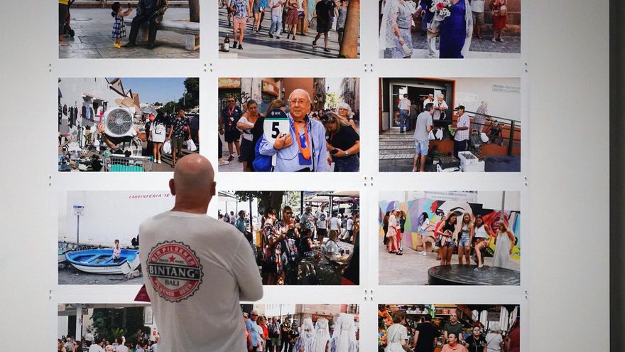 Un retrato inédito de Málaga, a través del objetivo de Martin Parr en el Palacio de la Aduana