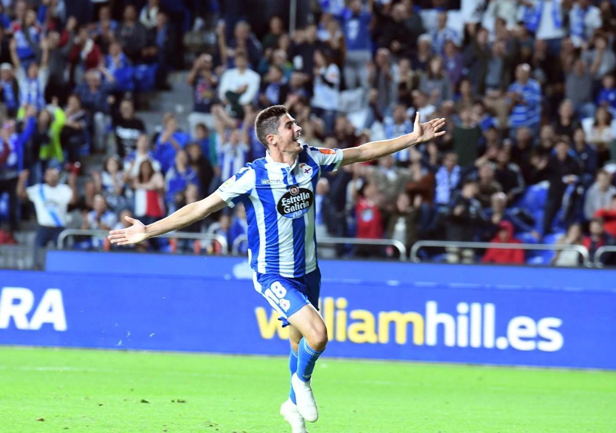 Carlos Fernández celebra uno de sus tres goles ante el Elche en un 13 de octubre de 2018