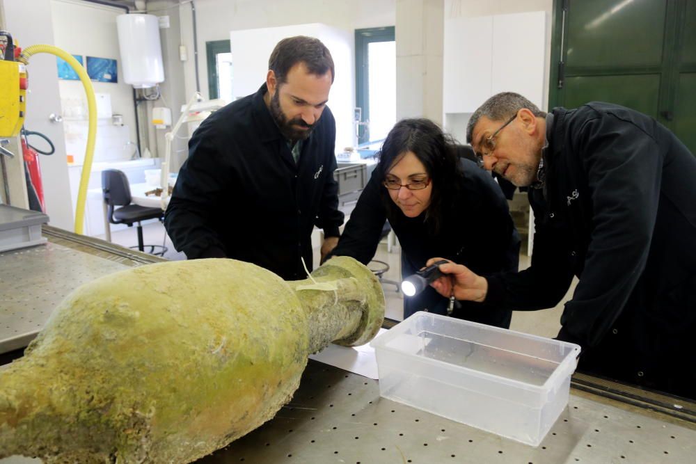 Buiden les àmfores del vaixell enfonsat de les illes Formigues