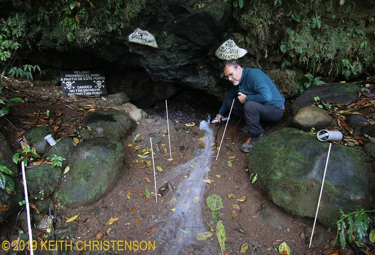 Demostración del CO2 que sale del interior de la cueva