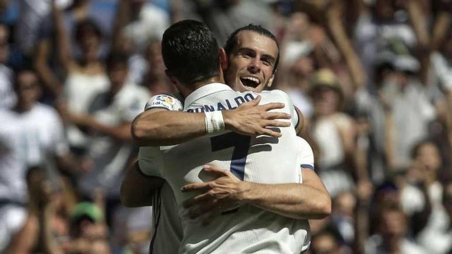 Bale y Cristiano Ronaldo celebran uno de los goles del Madrid.