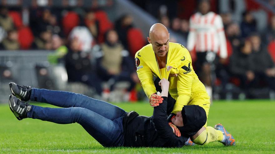 Un espectador salta al campo durante el PSV-Sevilla e intenta agredir a Dmitrovic