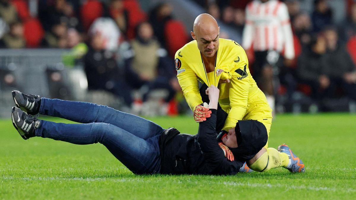 Un espectador salta al campo durante el PSV-Sevilla e intenta agredir a Dmitrovic