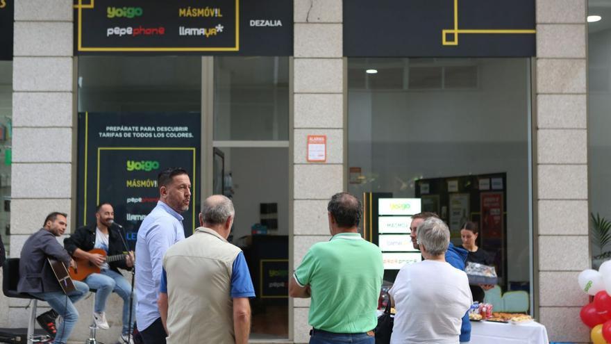 La nueva tienda de Masmóvil inaugurada ayer en Lalín. |  // BERNABÉ/ BÁRBARA CUÍÑA