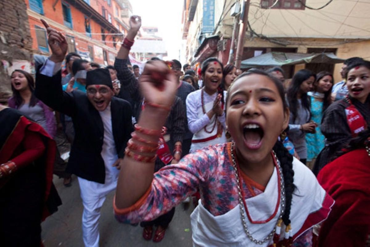 Joves de l’ètnia newar amb el seu vestit tradicional participen en una processó pel dia d’Any Nou a Kàtmandu (Nepal).