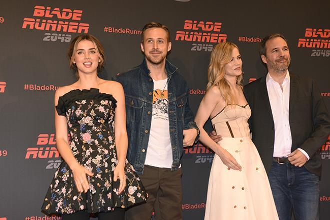 El reparto al completo de Blade Runner junto a su director