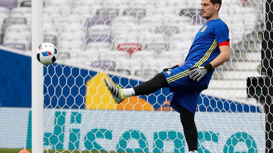 Iker Casillas en un entrenamiento de la Eurocopa 2016 // VINCENT KESSLER