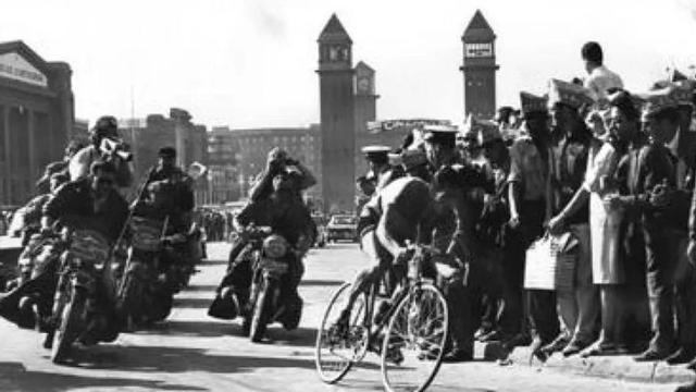 José Pérez Francés, pedalant pel tram de Montjuïc, a Barcelona, durant el Tour de 1965. | ARXIU / PACO ALGÜERSARI