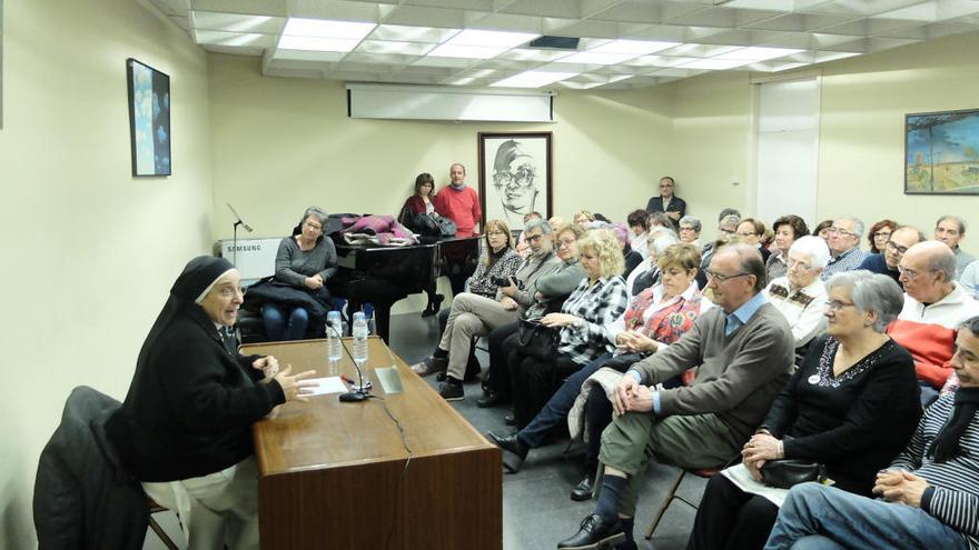 Sor Lucía Caram va omplir la sala de gom a gom