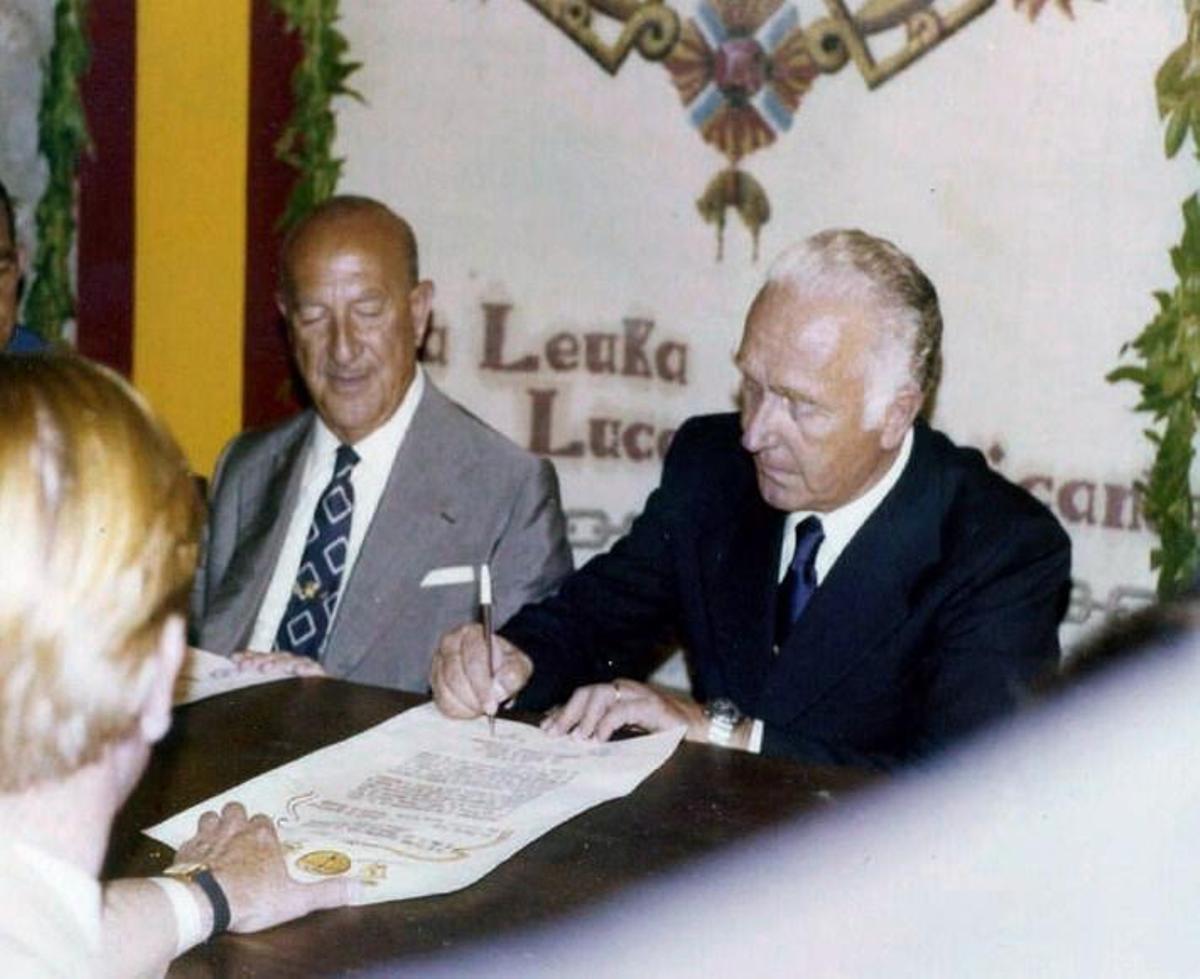 Imagen del 28 de junio de 1975, el día de la firma del hermanamiento entre Tabarca (Alicante) y Carloforte (Italia), en Alicante.