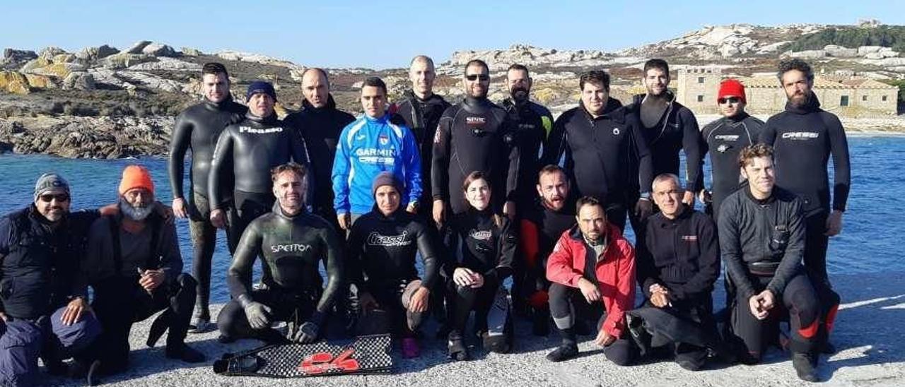 Participantes en la limpieza realizada en el archipiélago de Sálvora, hace un año. // FdV