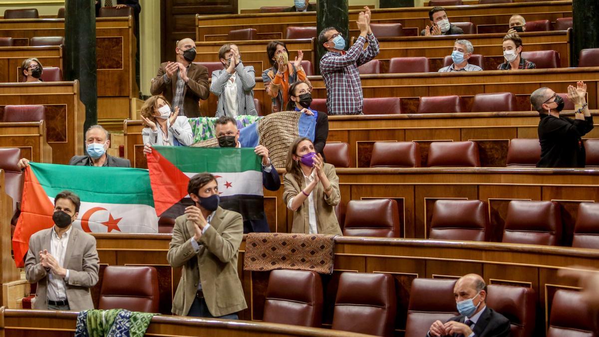 Unidas Podemos despliega banderas saharauis en el Congreso en rechazo al viraje de Sánchez.