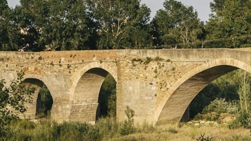 El pont medieval de les set arcades. 