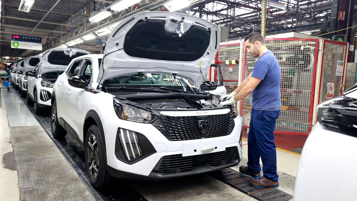 Varios Peugeot 2008, producidos en el Sistema 1 de Stellantis Vigo.