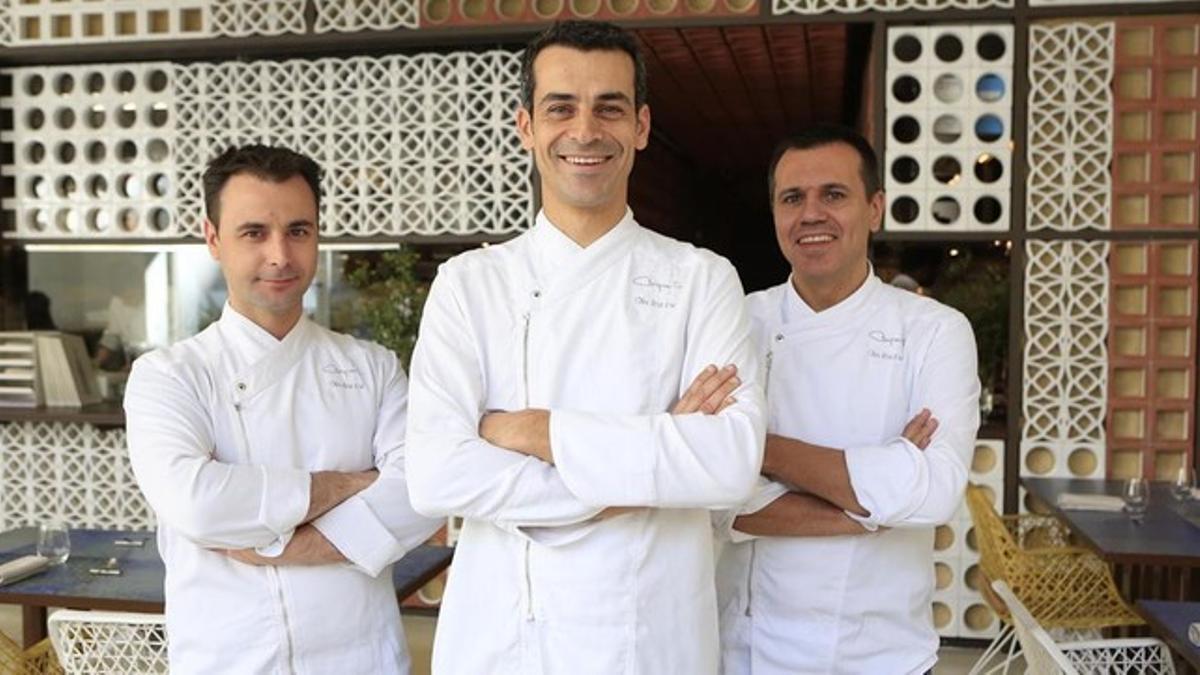 Eduard Xatruch, Mateu Casañas y Oriol Castro, en el restaurante Disfrutar, premiado con una estrella Michelin.