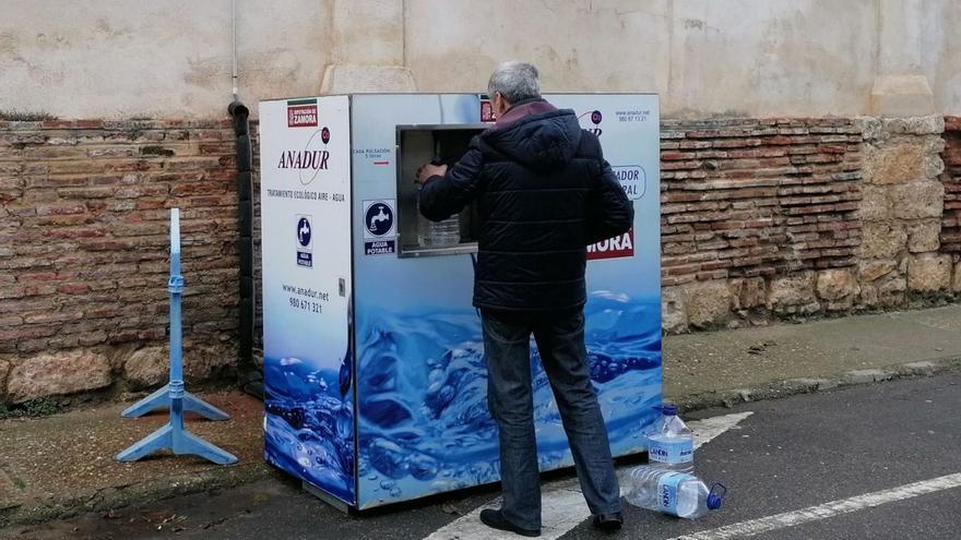 Un vecino llena varias garrafas con el agua de la planta potabilizadora instalada en San Francisco. | M. J. C.