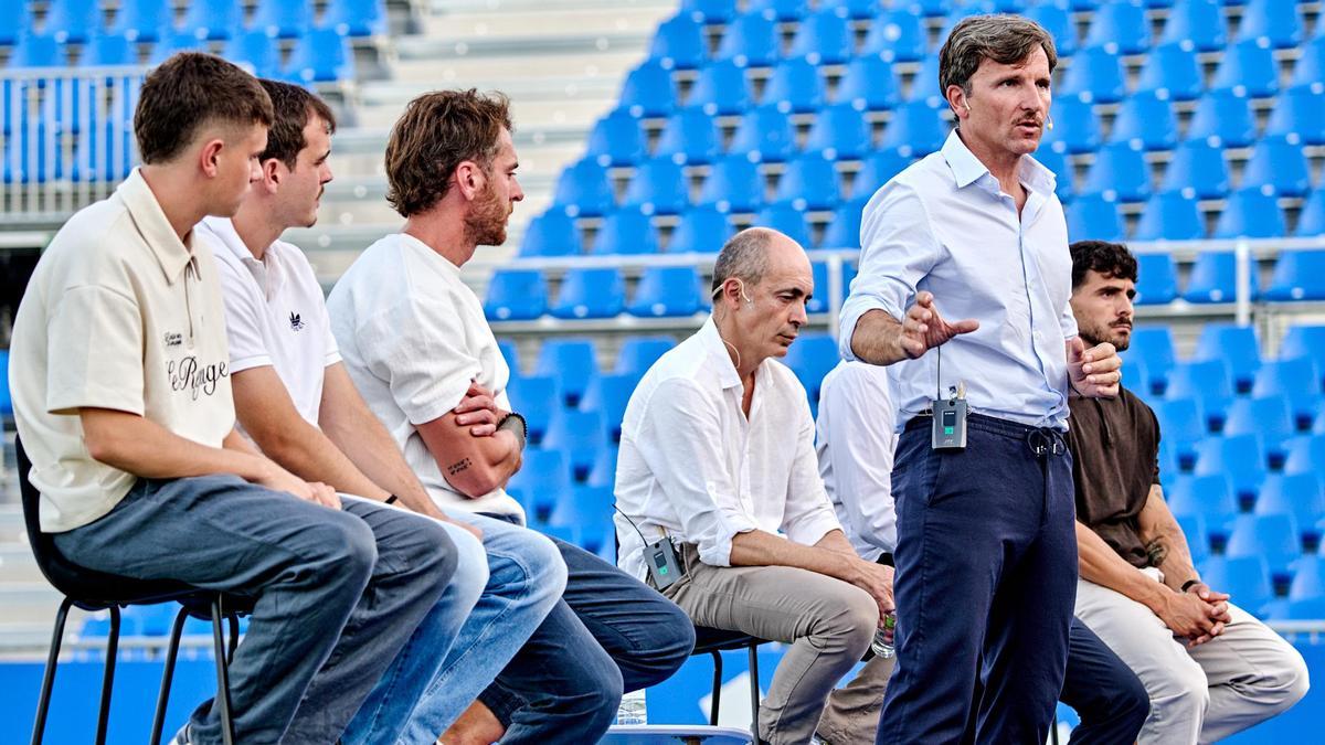 Lalo Arantegui, en un momento de la presentación del organigrama de la Ciudad Deportiva, junto a Pinilla, Francho o Ibai Gómez.