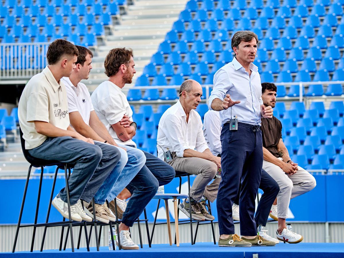 Lalo Arantegui, en un momento de la presentación del organigrama de la Ciudad Deportiva, junto a Pinilla, Francho o Ibai Gómez.
