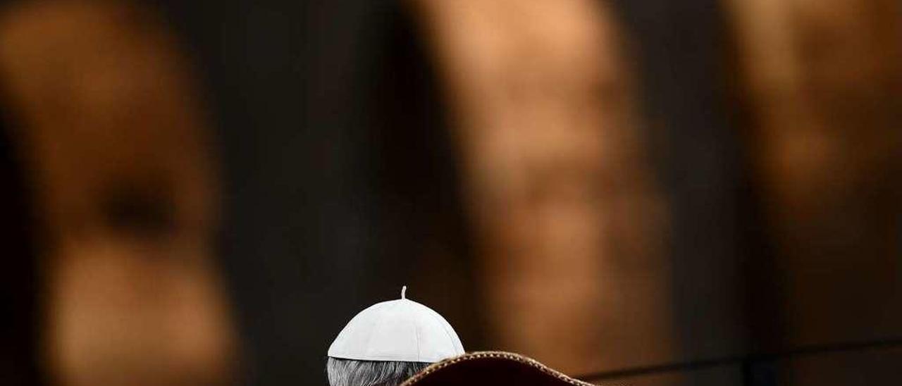 El Papa Francisco preside el Via Crucis, este viernes, en Roma. // AFP