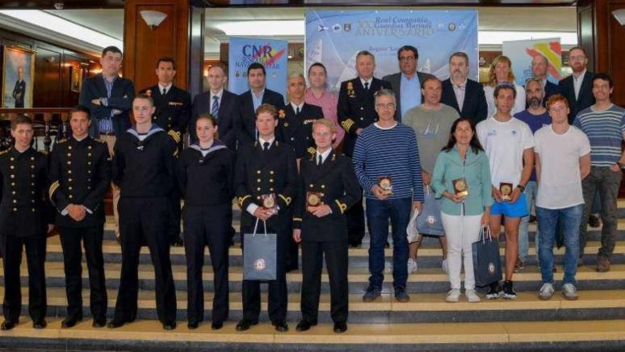 Ganadores y organizadores de la regata. // FdV