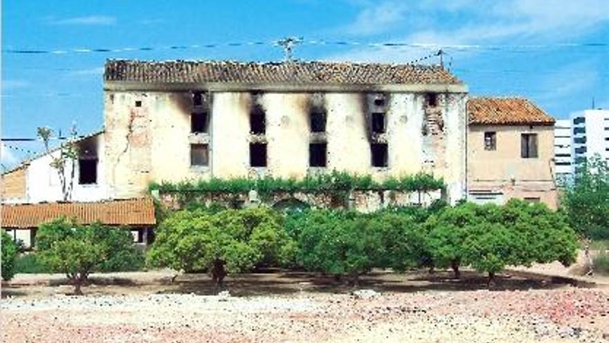 La alquería, tras el nuevo incendio, con el nuevo hospital La Fe al fondo a la derecha.