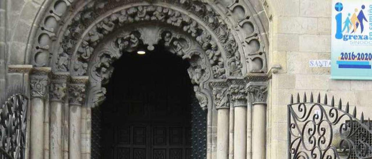 Turistas en la catedral de Ourense. // Jesús Regal