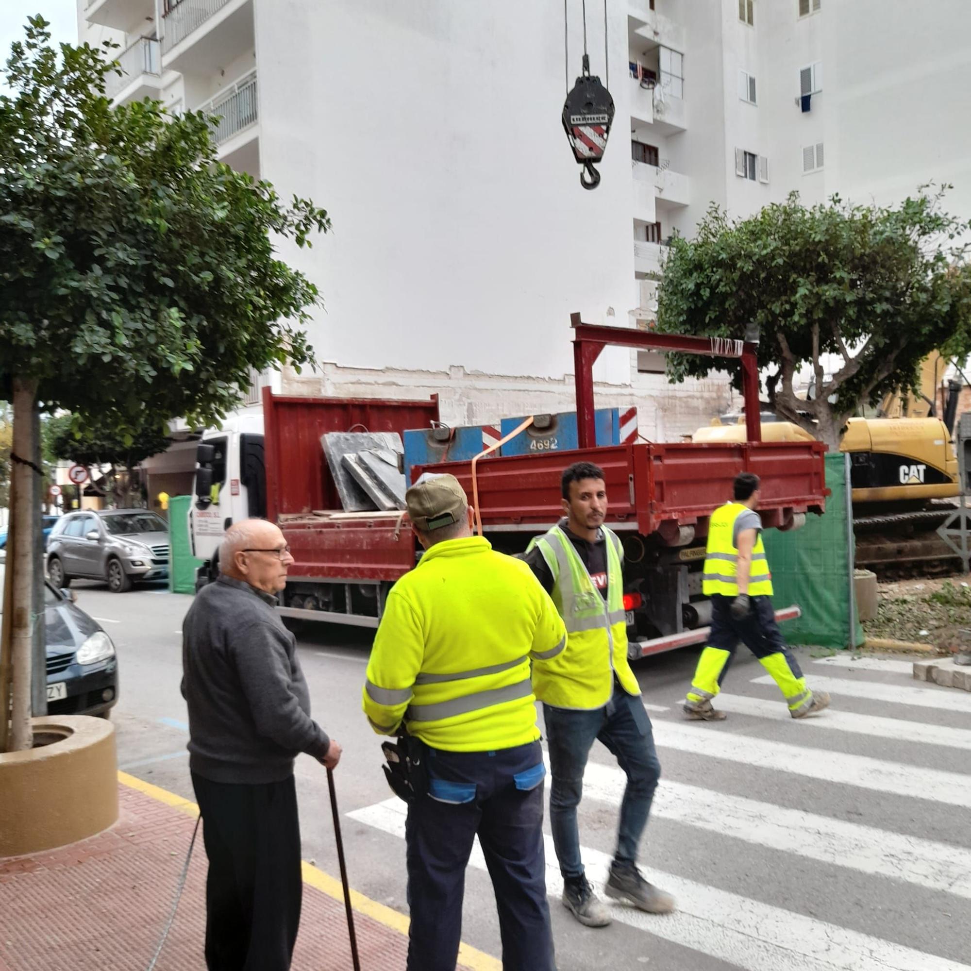 Excavadora hundida en la tierra de un solar en obras en Ibiza