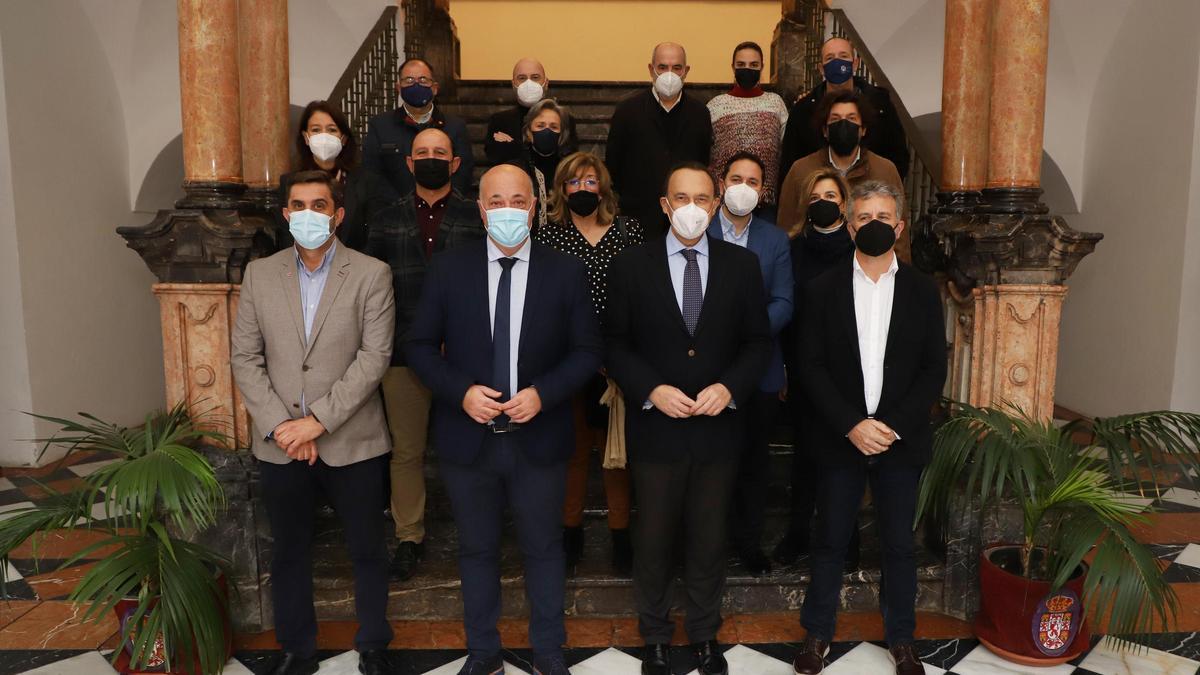 Antonio Ruiz y José Carlos Gómez Villamandos, en el centro, con miembros de sus equipos de gobierno.