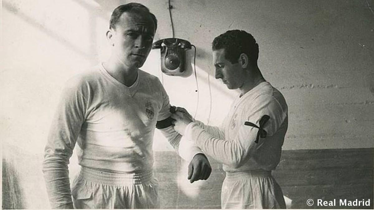 Paco Gento poniéndole el brazalete de capitán a Alfredo Di Stéfano Paco Gento poniéndole el brazalete de capitán a Alfredo Di Stéfano