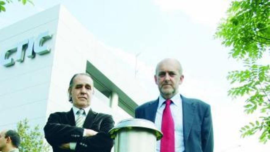 Roberto Paraja y Pablo Priesca, ante la cápsula de internet.