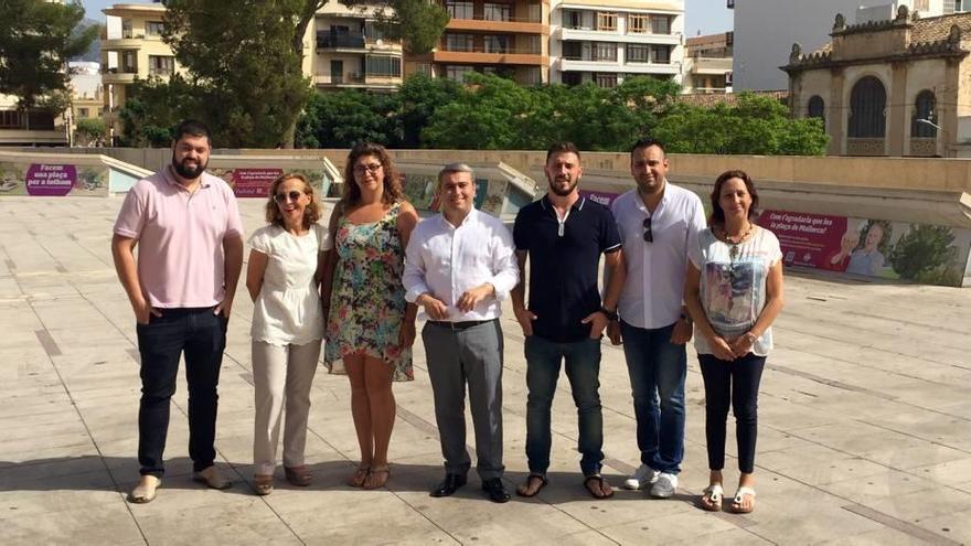 El alcalde Virgilio Moreno (centro) junto a seis regidores de la corporación, ayer en la Plaça Mallorca de Inca.