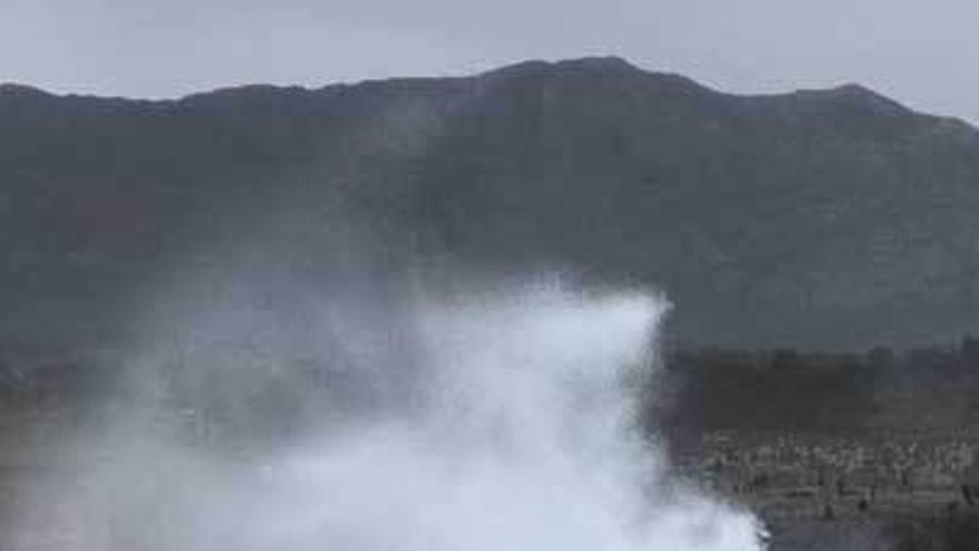 El fuerte oleaje de ayer en Llames de Pría (Llanes).