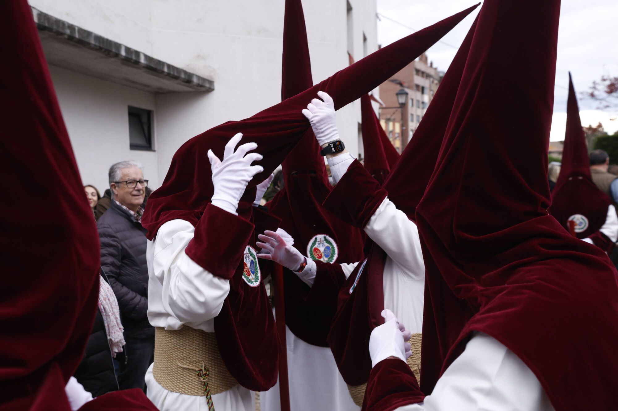 Iglesia de La Tenderina. Sale la procesión del Prendimiento