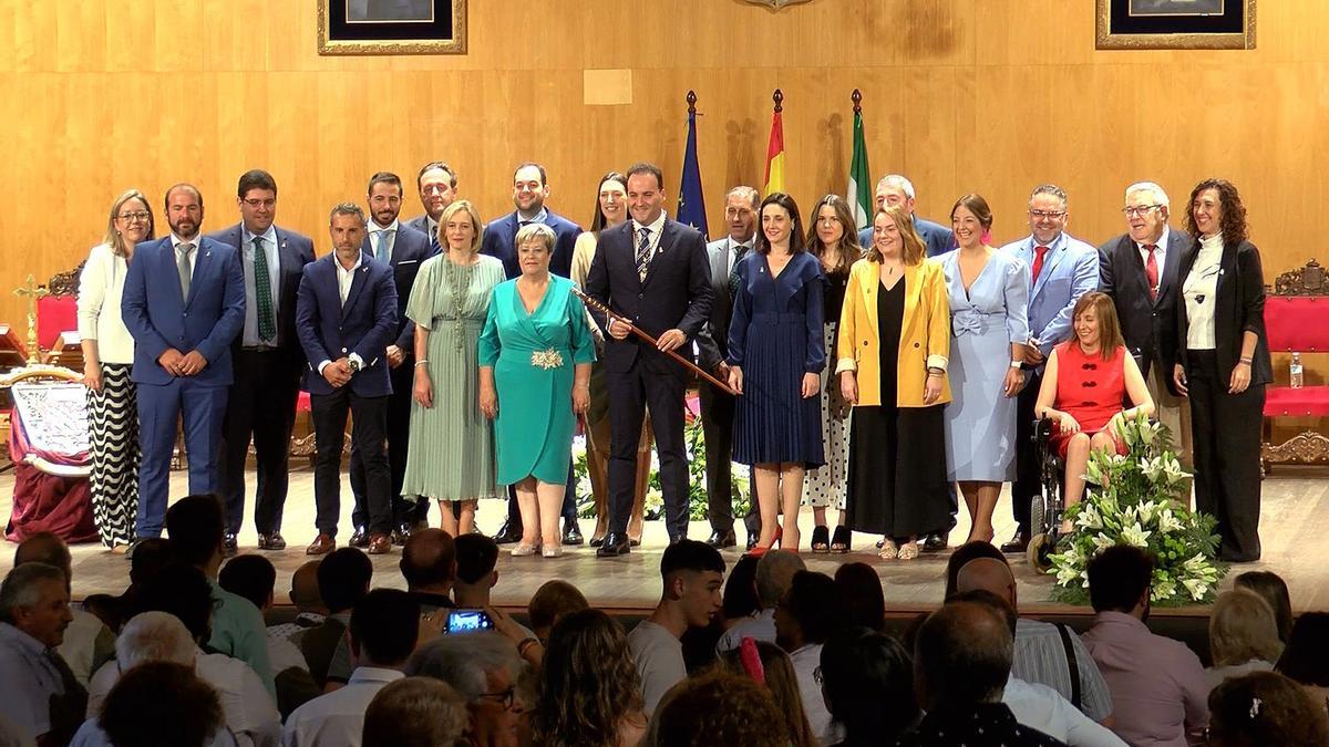 Foto de familia de todos los integrantes de la nueva Corporación municipal prieguense tras el pleno.