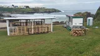 Malestar en Tapia por el nuevo chiringuito que se está instalando en la playa del Murallón: "Parece un gallinero"