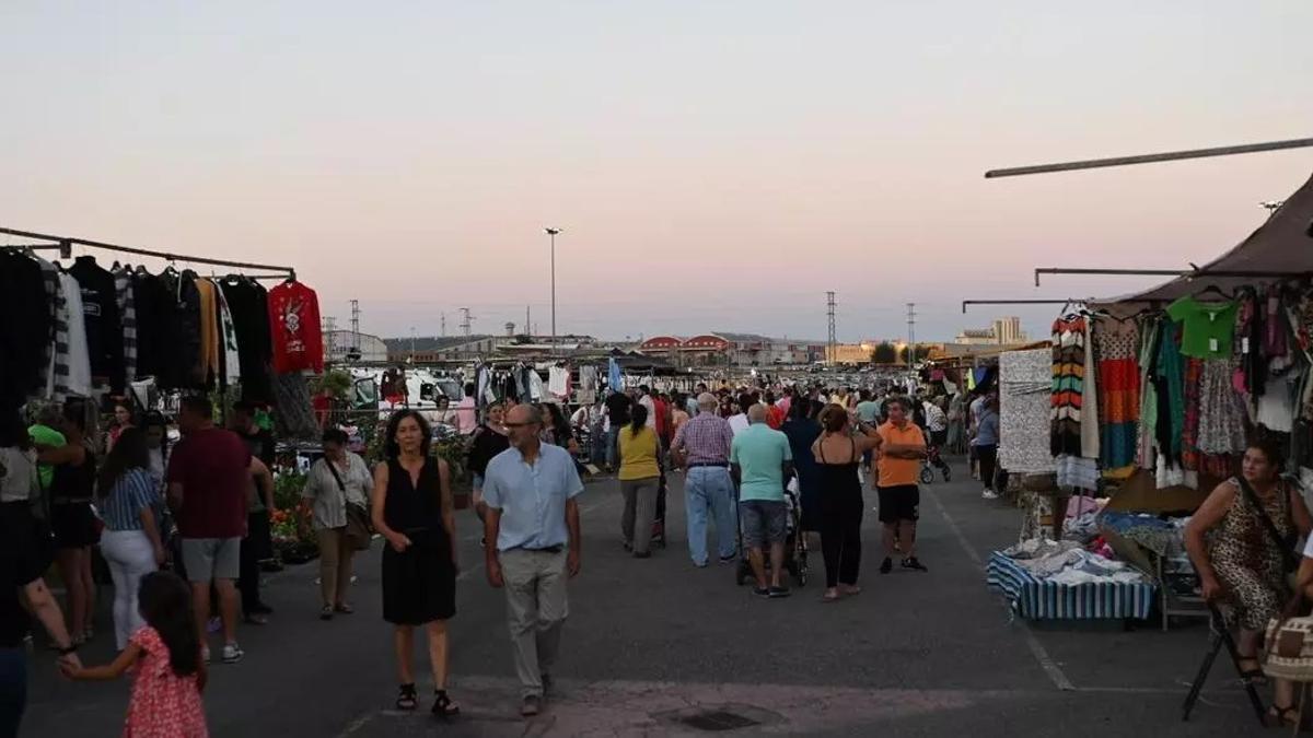 Un mercadillo nocturno extraordinario en Badajoz, en una imagen de archivo.