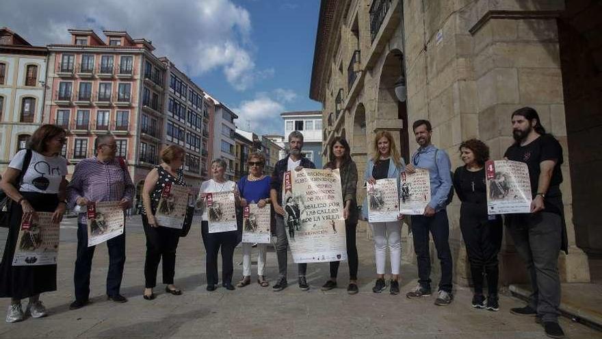 Por la izquierda, Cani Vidal, Pablo González, Pilar Rodríguez, Lolina Pérez, Mari Cruz Menéndez, Pablo Castañón, Raquel Ruiz, Dulce Victoria Pérez Rumoroso, Nacho Mortera, Luisa Pérez y Pablo Alonso, ayer.