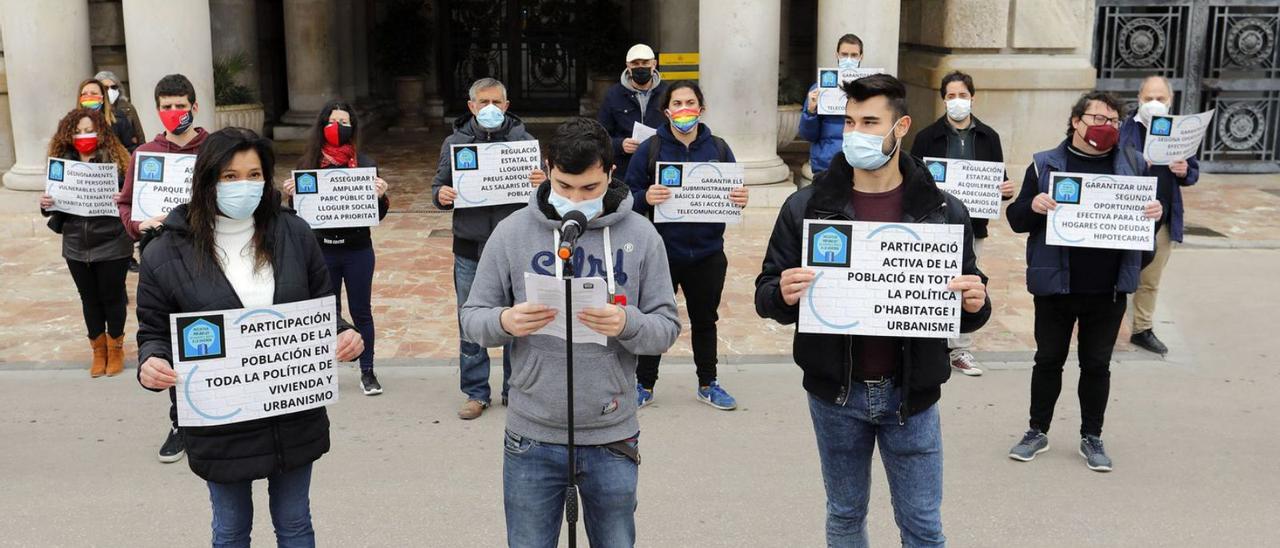 Protesta de la PAH ante el Ayuntamiento de València. | M. A. MONTESINOS