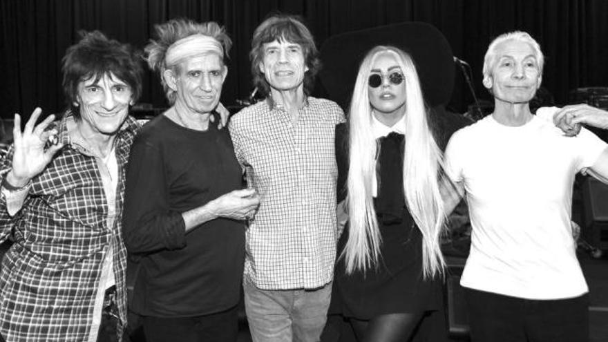 Los Rolling Stones junto a Lady Gaga.