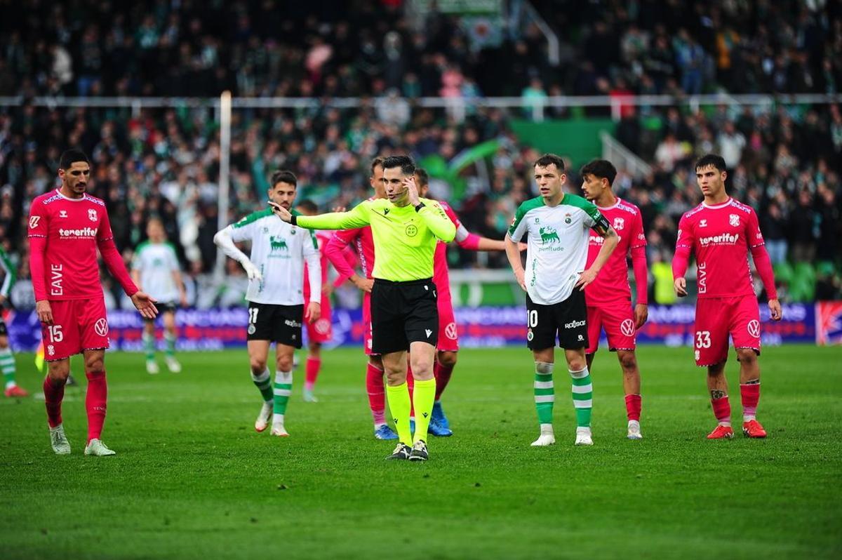 Fuentes Molina es advertido por el VAR durante el Racing de Santander-Tenerife.