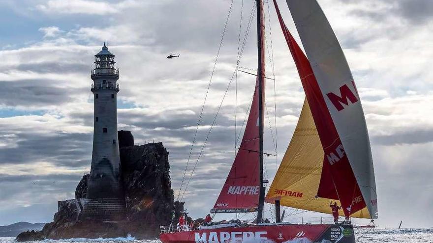 El &quot;Mapfre&quot; da la vuelta en la &quot;Roca Fastnet&quot;, al sur de Irlanda. // María Muíña