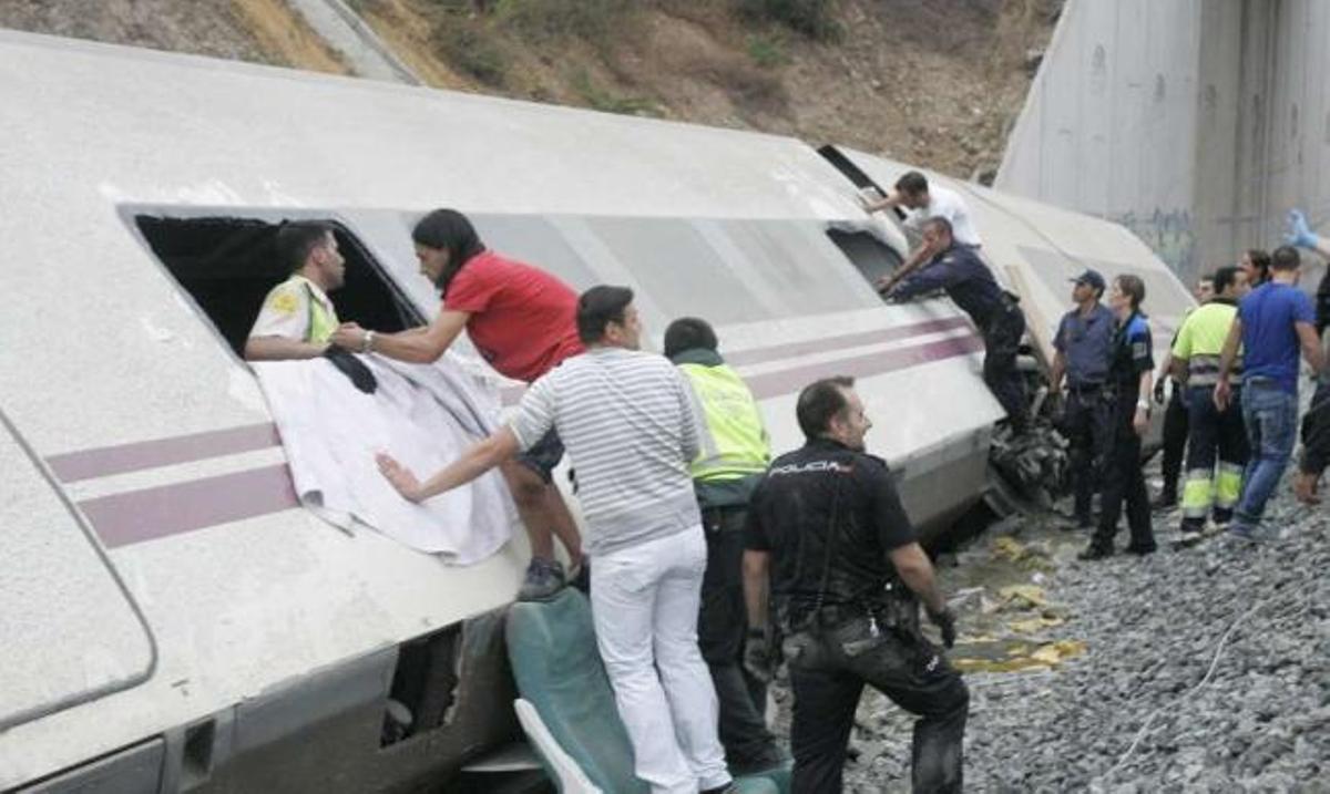 Vecinos, policías, bomberos y equipos de rescate intentan ayudar a los supervivientes. / la opinión