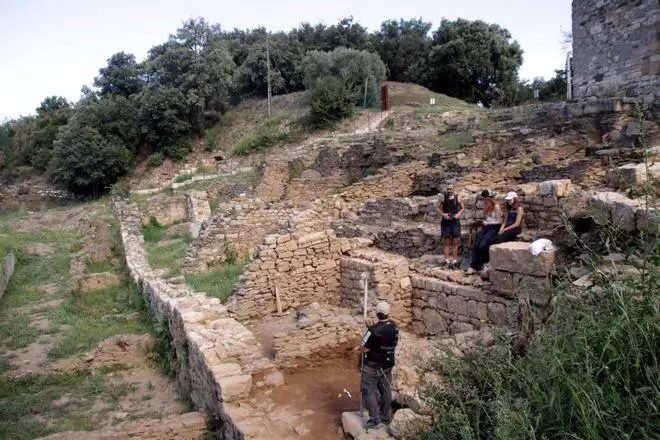 Les fotos de la descoberta d'una plataforma d'un antic temple romà a Sant Julià de Ramis