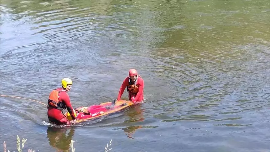 Rescate de una víctima en el Órbigo, en el simulacro de emergencias de Benavente