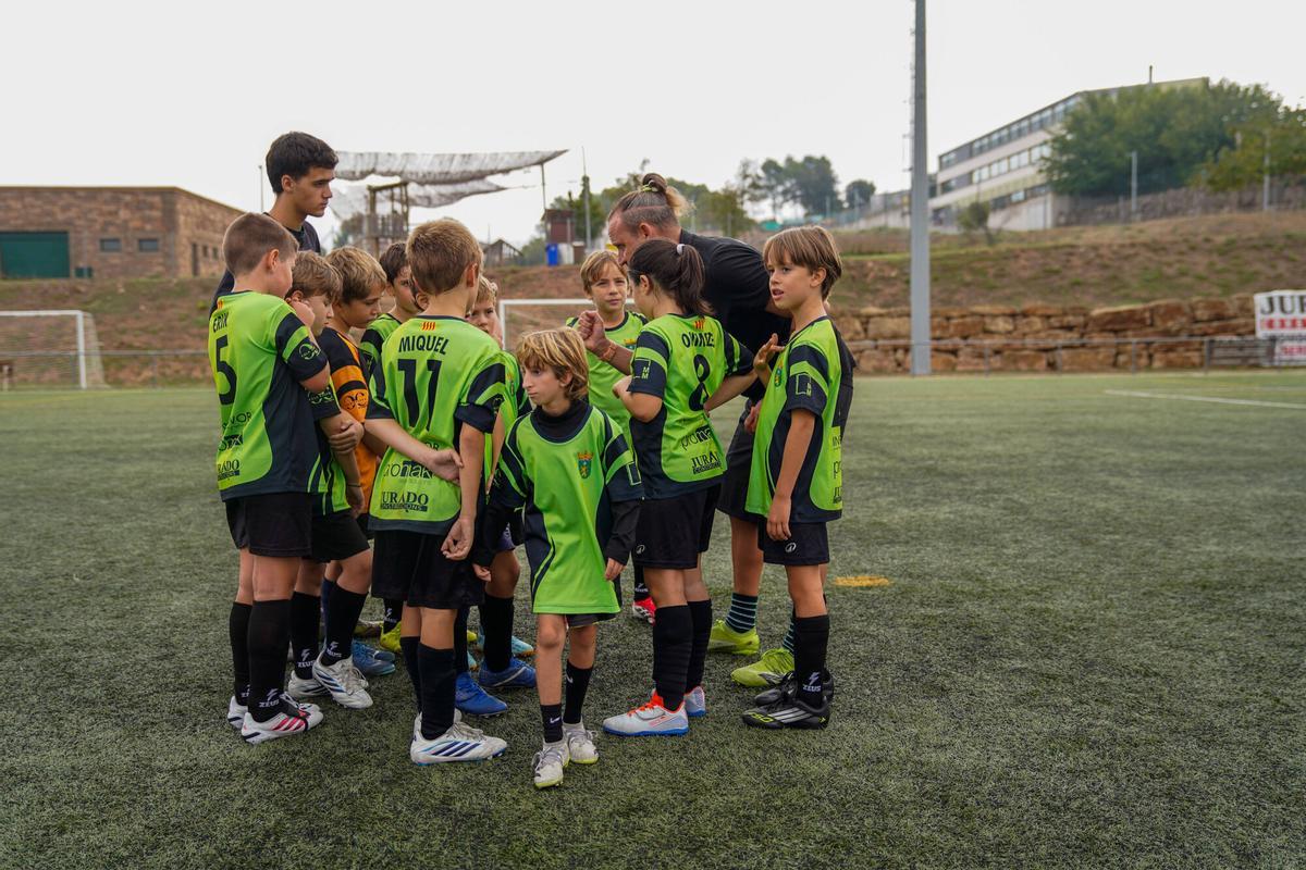 Imatges del Luca Pascual Pardo i el seu debut amb el Castellnou de futbol sub-9